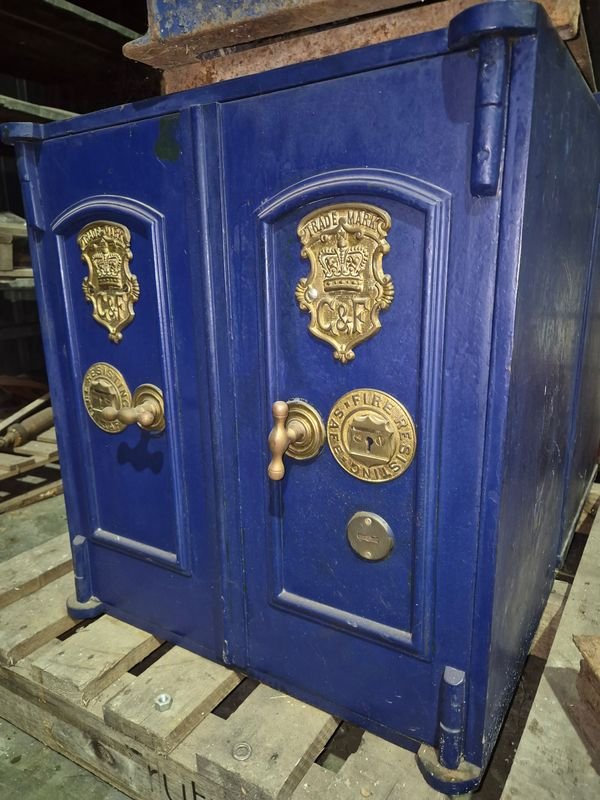 Caja Fuerte Inglesa con Pedestal de Metal