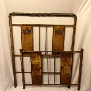 Lote siguiente: Juego Cabecera y Piecera de Cama Antigua con Detalles en Bronce