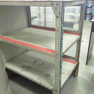 Mueble Auxiliar Metálico con Cubierta Acanalada y Estantes - imagen 2