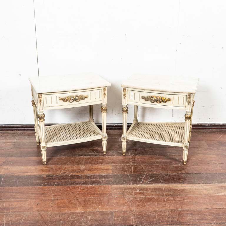 Dos mesas de luz Luis XVI con detalles en madera y pintura