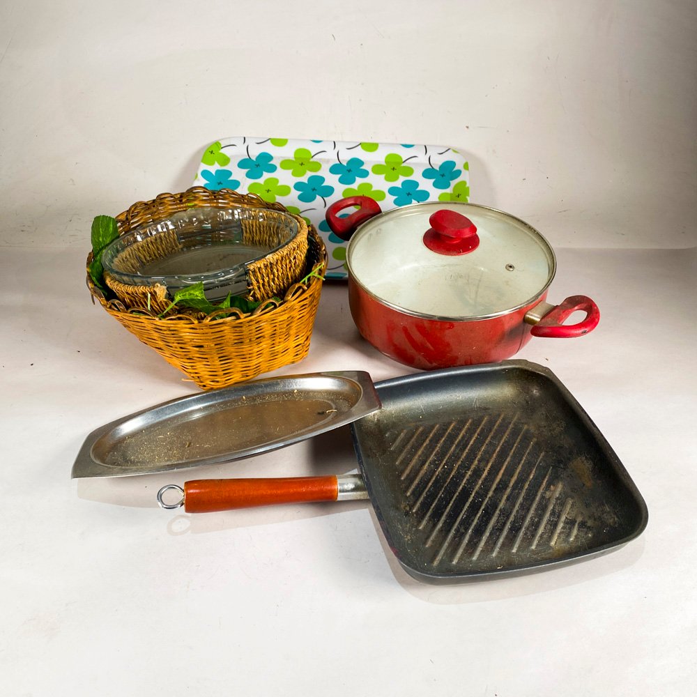 Lote de Olla Roja, Sartén Grill, Bandejas y Cesta con Recipiente de Vidrio