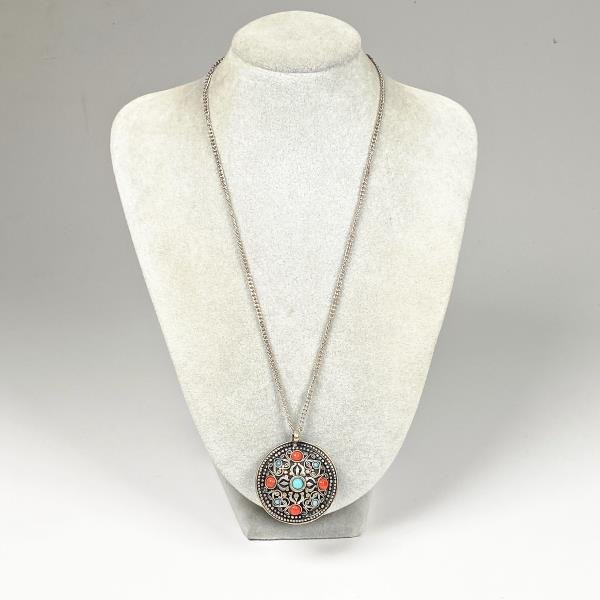 Cadena con Colgante Circular Metálico con Coral y Turquesas