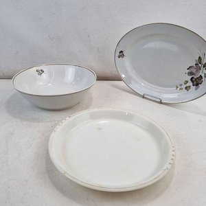 Lote anterior: Conjunto de 3 Piezas de Cerámica Uruguaya con Motivos Florales y Borde Dorado