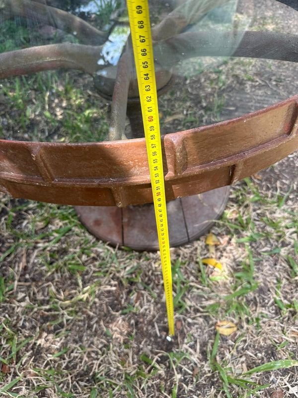 Mesa de jardín de hierro y madera con rueda de carro y tapa de vidrio - imagen 8