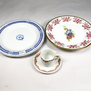 Lote siguiente: Juego de Taza y Platito con Dos Platos Decorativos Vintage