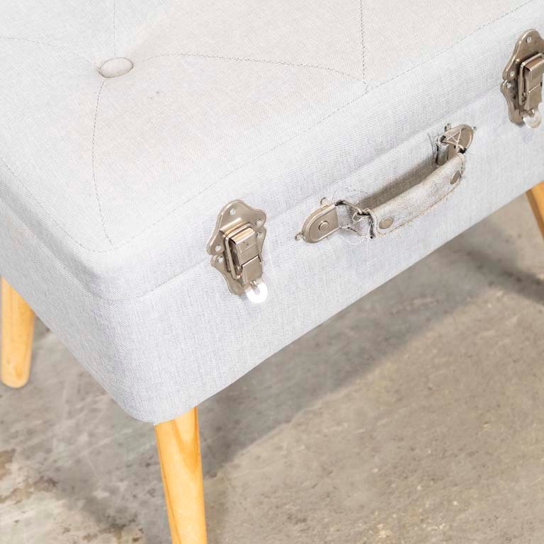 Banqueta baúl con tapizado en tela gris y patas de madera - imagen 2