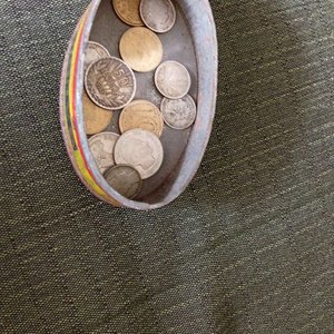 Latita Antigua con Monedas de Plata y Bronce - imagen 2