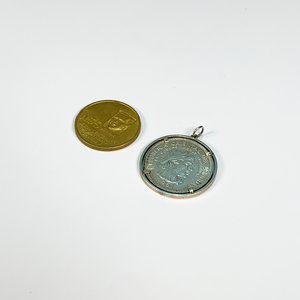 Lote anterior: Dos Monedas Uruguayas: $10 "El Gaucho" Engarzada y $5 Dorada