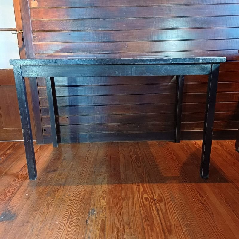 Lote anterior: Mesa de madera antigua con diseño clásico