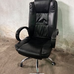 Lote anterior: Silla de Escritorio Negra con Ruedas