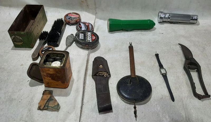 Lote anterior: Caja con herramientas y monedas vintage