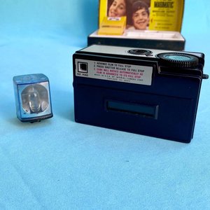 Antigua cámara de fotos americana con muy poco uso o sin uso en su caja original . X50 Magimatic. Complete Magicube outfit. Made in usa by Imperial Camera Corp. under eastman Kodak Corp.  10 cm x  cm. - imagen 6