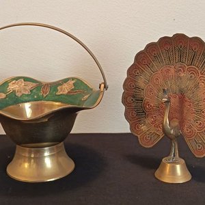 Lote de Piezas Decorativas en Bronce y Metal: Jarrón, Caldera, Cenicero, Barril, Tenedor y Centro de Mesa - imagen 7