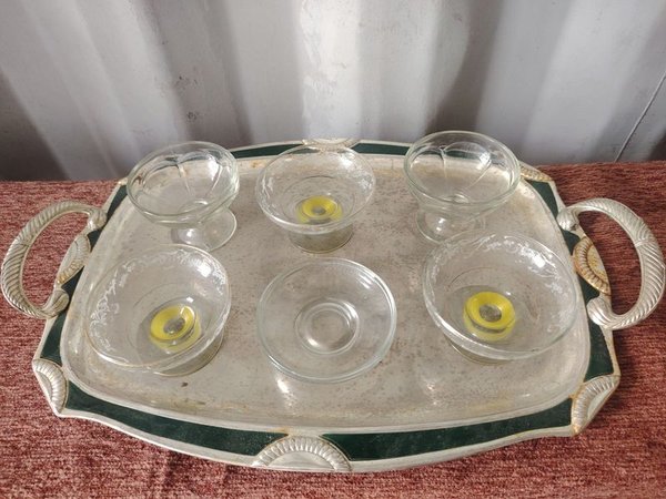 Bandeja de metal con 5 copas de vidrio para postre - imagen 1