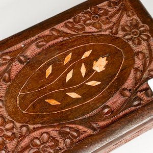 Caja de Madera Tallada con Detalles Florales - imagen 4