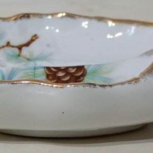 Plato Decorativo Hoja de Cerámica Ucagco con Piñas y Bordes Dorados - imagen 3
