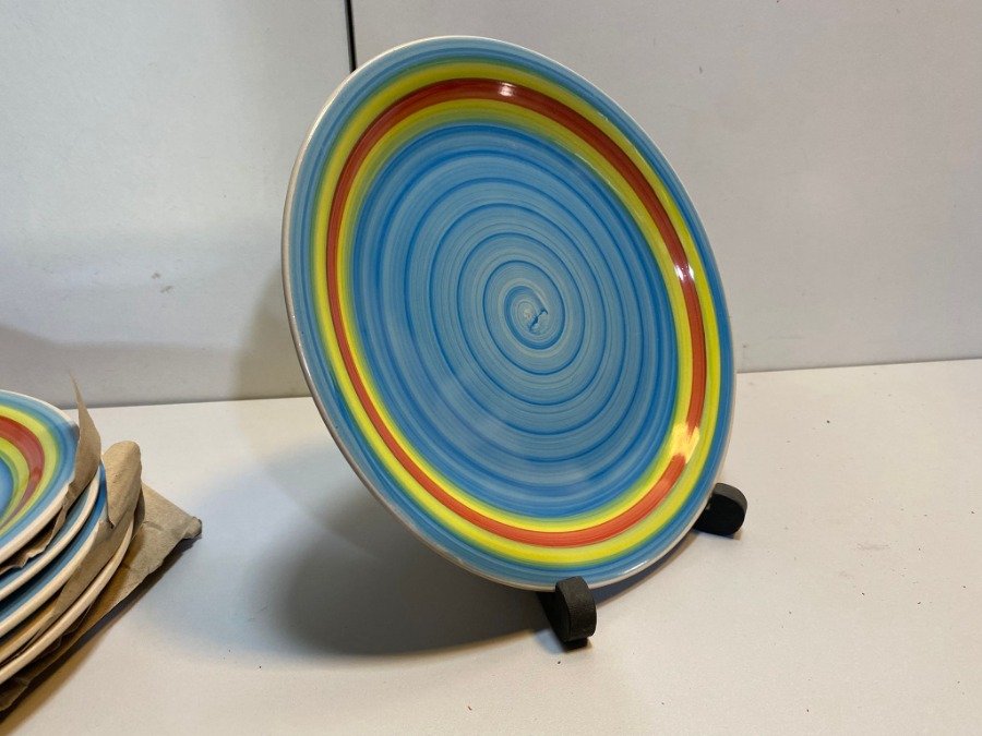 Platos cerámicos con diseño espiral en azul y naranja - imagen 4