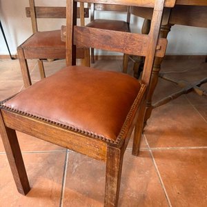 Mesa Rústica de Madera con 5 Sillas de Cuero - imagen 3
