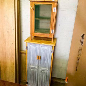 Lote anterior: Mueble de madera con vitrina y puertas