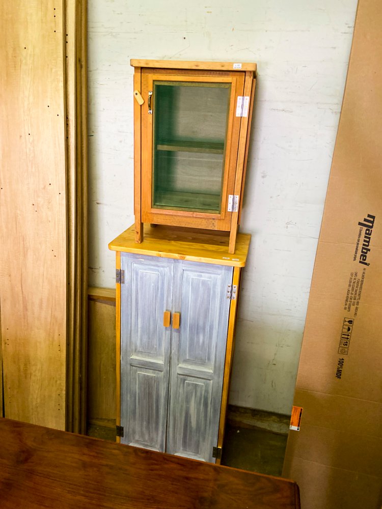 Mueble de madera con vitrina y puertas