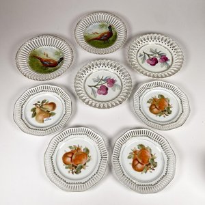 Lote siguiente: Ocho Platos de Porcelana con Bordes Calados y Decoración de Frutas y Aves