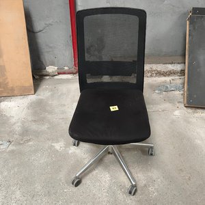 Lote siguiente: Silla de Oficina Negra con Respaldo de Malla y Base Metálica