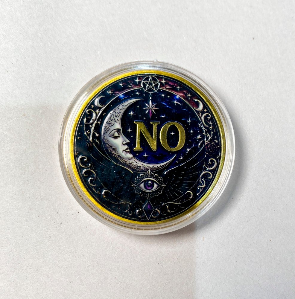 Moneda Coleccionable "Yes/No" con Diseño Celestial y Ojo