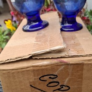 Seis Copas de Vidrio Azul y Bandeja Redonda de Acero Inoxidable - imagen 2