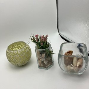Lote siguiente: Lote de objetos decorativos tres artículos de bazar y decoración de mesa