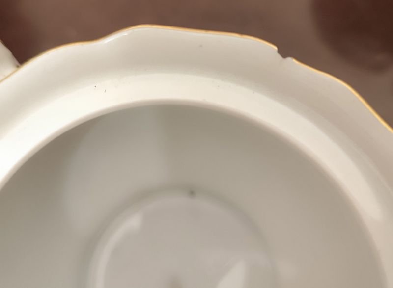 Monumental set hipercompleto de 114 piezas en inmaculado estado, de lo mejor de la porcelana alemana Hutschenreuther para 12 personas, pero viene con 24 platos de mesa de 24 cms, 12 hondos de 24 cms también, 12 de postre o entrada de 19 cms, sopera, tarrina, 2 ensaladeras, 7 fuentes (3 ovaladas, 2 redondas y 2 cuadradas, de diferentes tamaños), salsera, dulcera o mantequera, 2 copetineros, lechera, azucarero, tetera, 12 tazas y platillos de café y 12 tacitas de café con sus respectivos platitos. Lo único que parecería faltar es la cafetera. A simple vista todo está inmaculado, salvo 2 de los 24 platos grandes, donde uno está restaurado y el otro presenta una mínima fisura superficial, una mínima fisura en uno de los copetineros, y un mínimo chip en el borde del azucarero. El precio es por todo el lote. NO SE ENVÍA NI SE EMBALA. - imagen 11