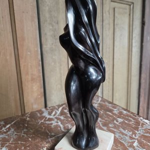 Escultura de Mujer Desnuda en Madera sobre Base de Mármol - imagen 5