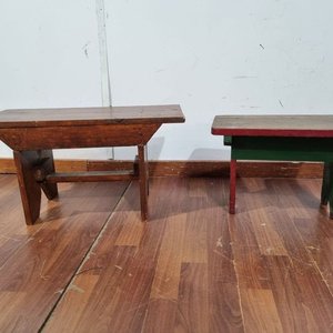L 506 - 2 Piezas - Par de banquetas en madera con acabado rustico y detalles de pintura en las patas (Medidas 64x28x34cm) - imagen 2