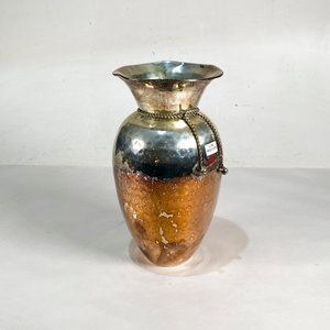 Lote siguiente: Florero Metálico "Wolf" Plateado y Dorado - Altura 29 cm