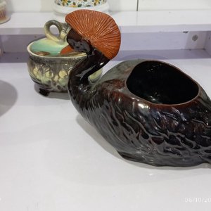 Lote de 7 piezas de cerámica: florero, jarra, galletero, recipientes, budinera y cisne decorativo - imagen 5
