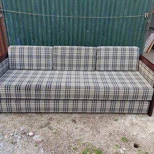 Lote siguiente: Sofá Cama Tapizado a Cuadros Marrones y Beige
