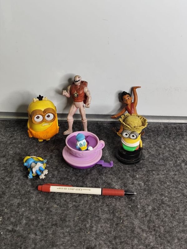 Lote de Figuras Coleccionables: Minions, Power Ranger, Donald y Pitufina
