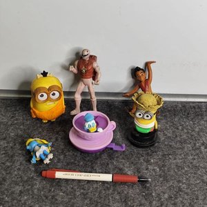 Lote de Figuras Coleccionables: Minions, Power Ranger, Donald y Pitufina - imagen 1