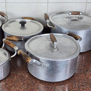 Gran Cantidad de Ollas, Cacerolas y Utensilios de Cocina en Aluminio - imagen 3