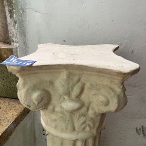 Pedestal de Hormigón Estilo Clásico con Detalles Esculpidos - imagen 2