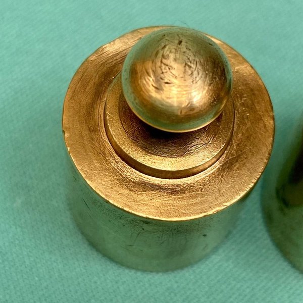 Pesas de bronce antiguas para 100 gramos cada una - imagen 3