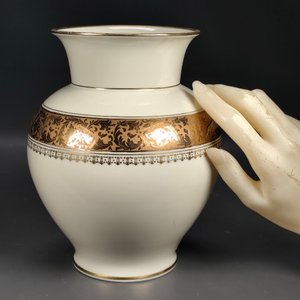 Lote siguiente: Jarrón de Porcelana Alemana Thomas con Borde Dorado