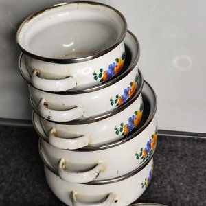 Lote de 5 Ollas Esmaltadas Blancas con Motivo Floral y Tapas - imagen 3
