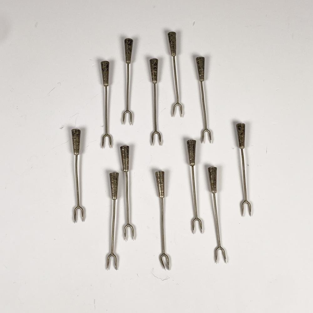 Doce Pinchos de Plata para Aperitivo con Diseño Grabado