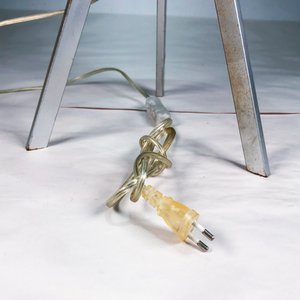 Lámpara de Mesa Trípode Metálica con Pantalla Blanca - imagen 2