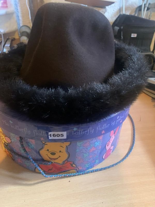 Sombrero y caja de cartón decorada con aplique peludo sintético - imagen 3