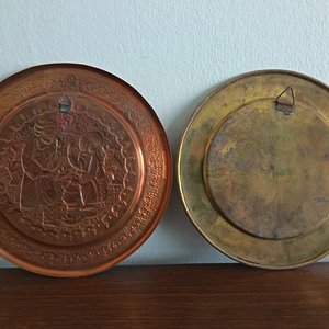 Lote de Souvenirs de Viaje: 2 Platos de Bronce y 4 Paños con Estampas de India y Medio Oriente - imagen 3