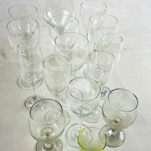 Lote de 16 Copas y Vasos de Cristal de Colores Variados - imagen 3