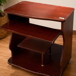 Mesa para Computadora en Tono Caoba con Bandeja Deslizable y Estantes - imagen 2