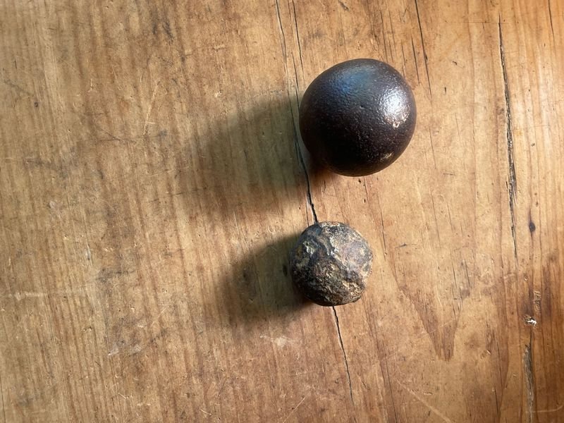 Bala de Cañón Antigua y Bala Pequeña de Colección