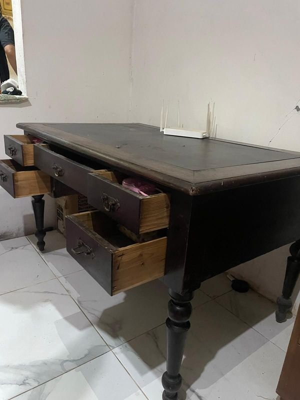 Escritorio antiguo de madera - imagen 2